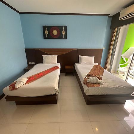 Issara Patong Beach Bagian luar foto