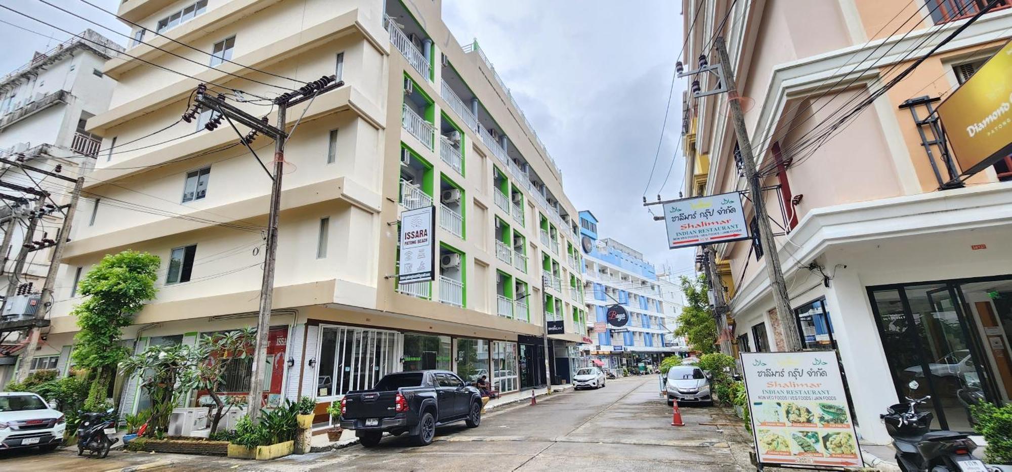 Issara Patong Beach Bagian luar foto