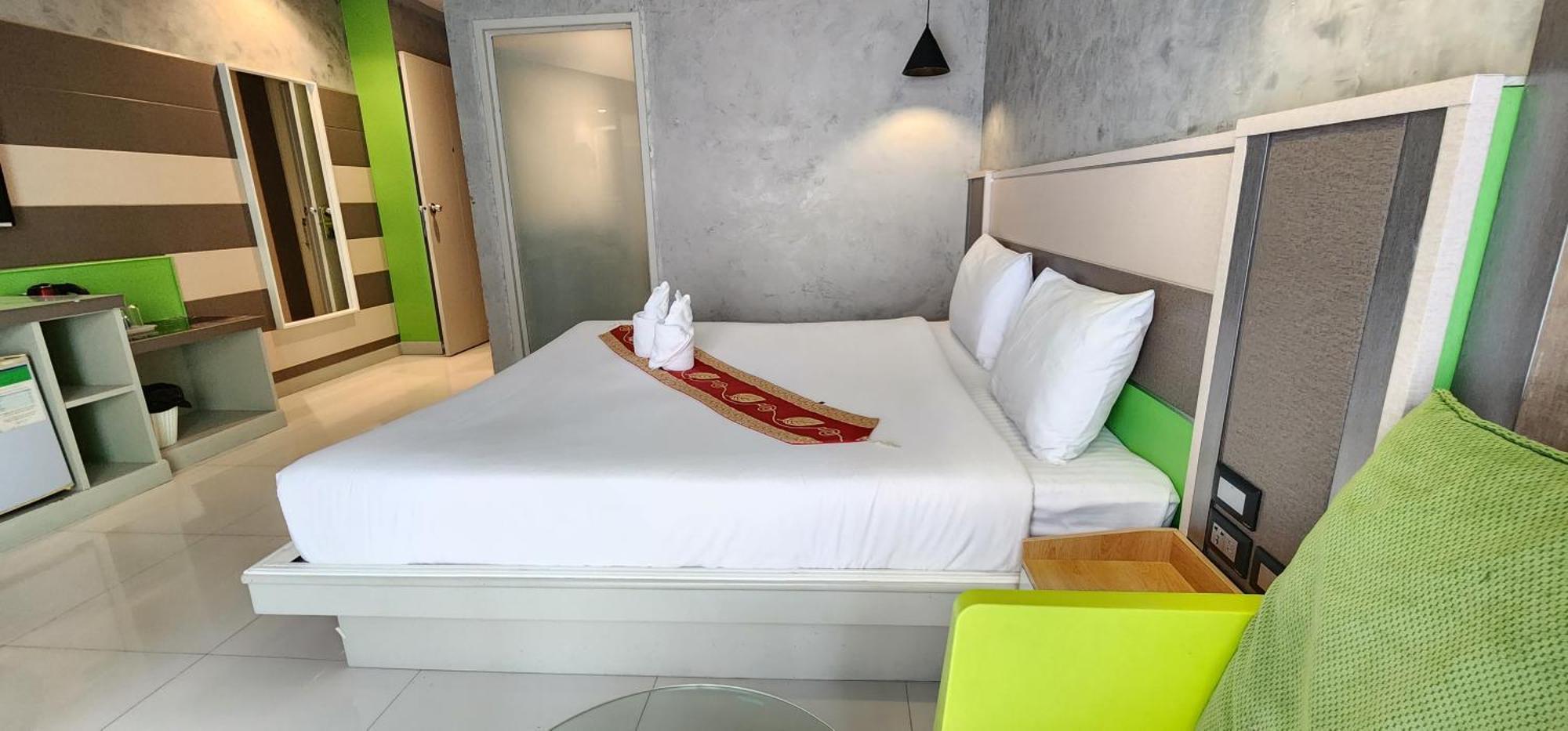 Issara Patong Beach Bagian luar foto