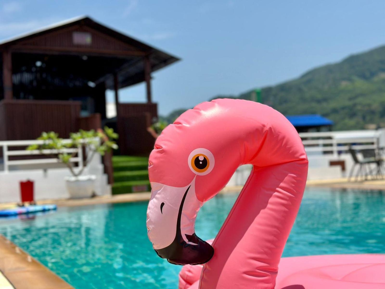 Issara Patong Beach Bagian luar foto