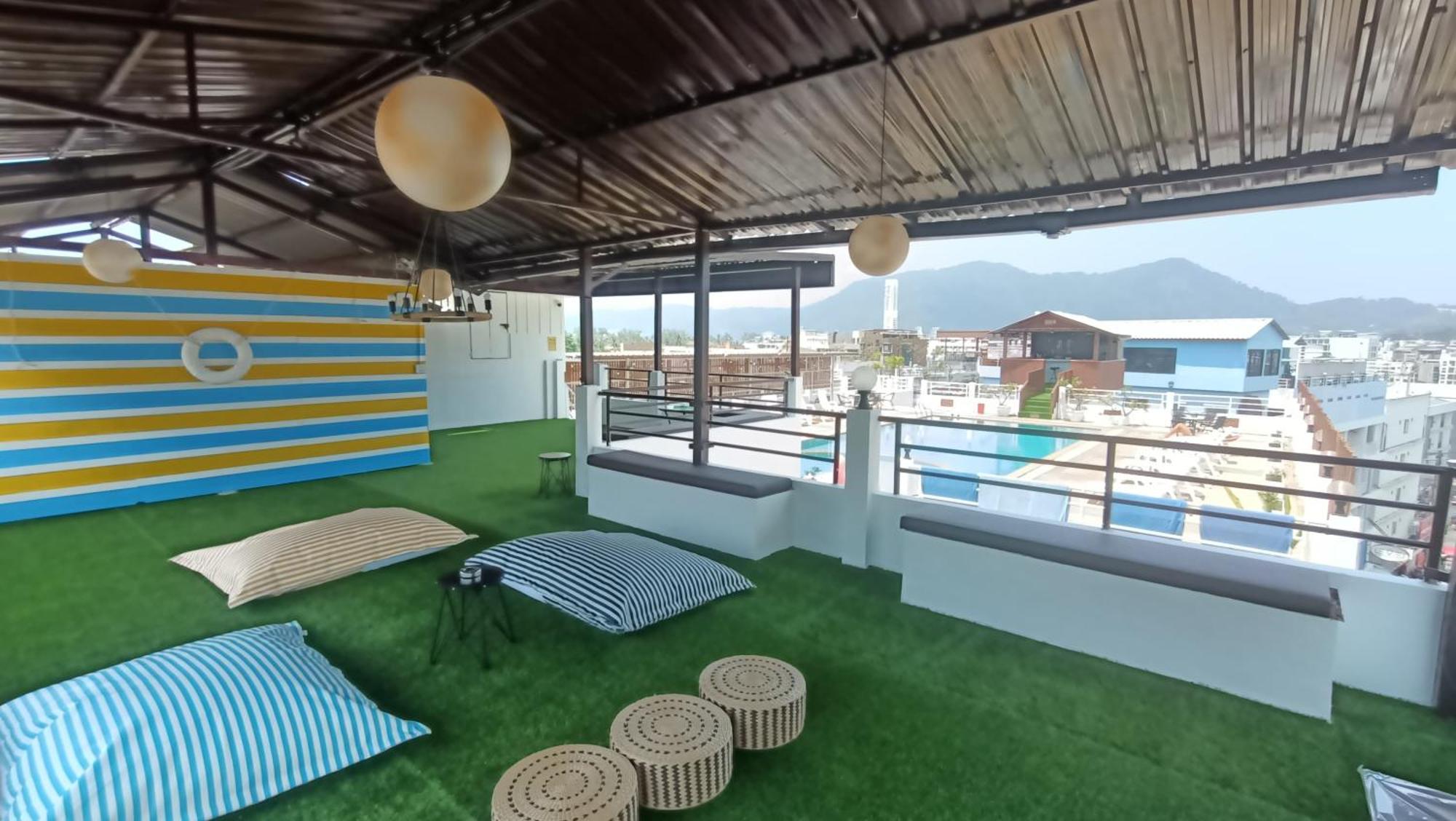 Issara Patong Beach Bagian luar foto