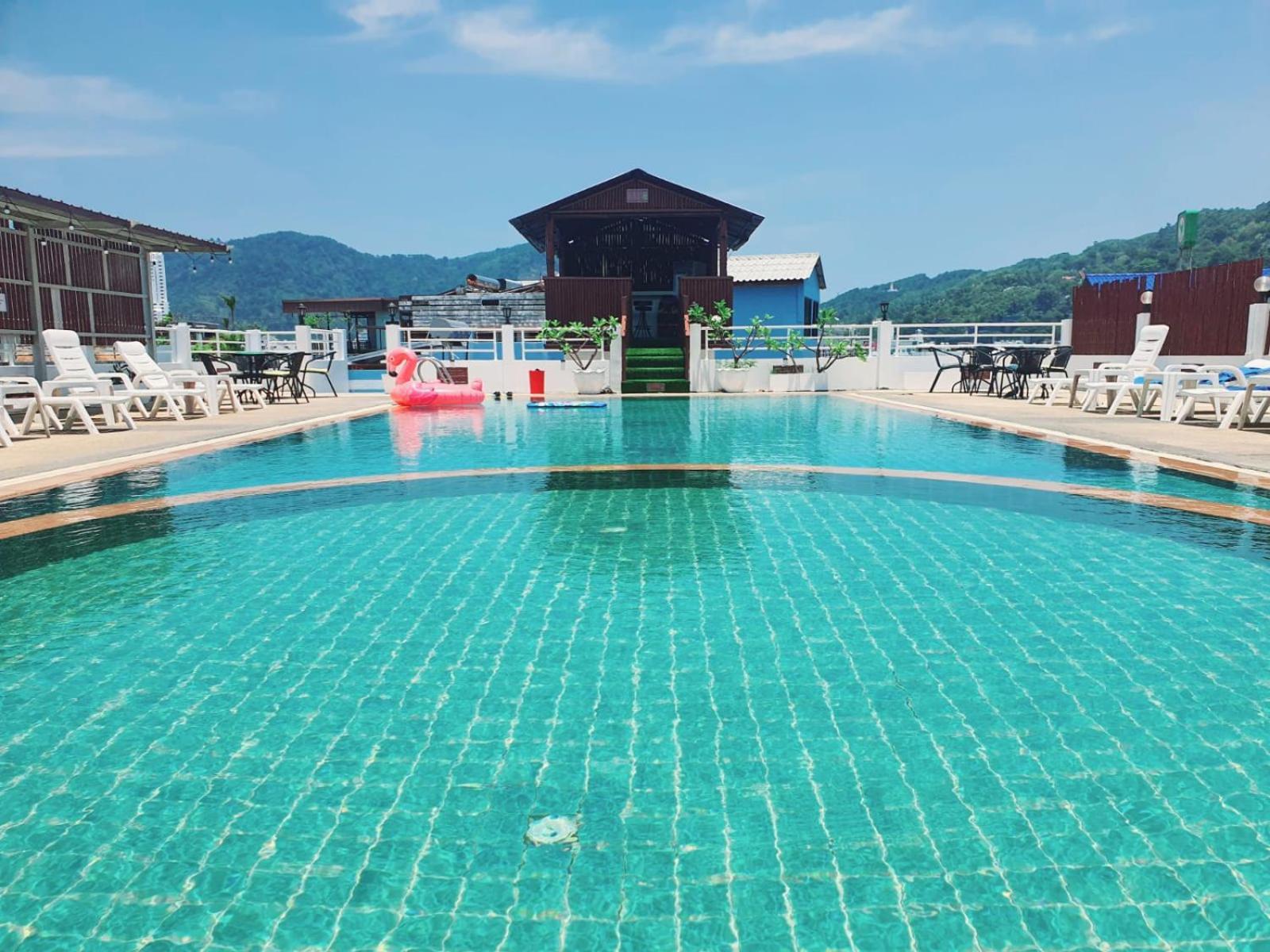 Issara Patong Beach Bagian luar foto