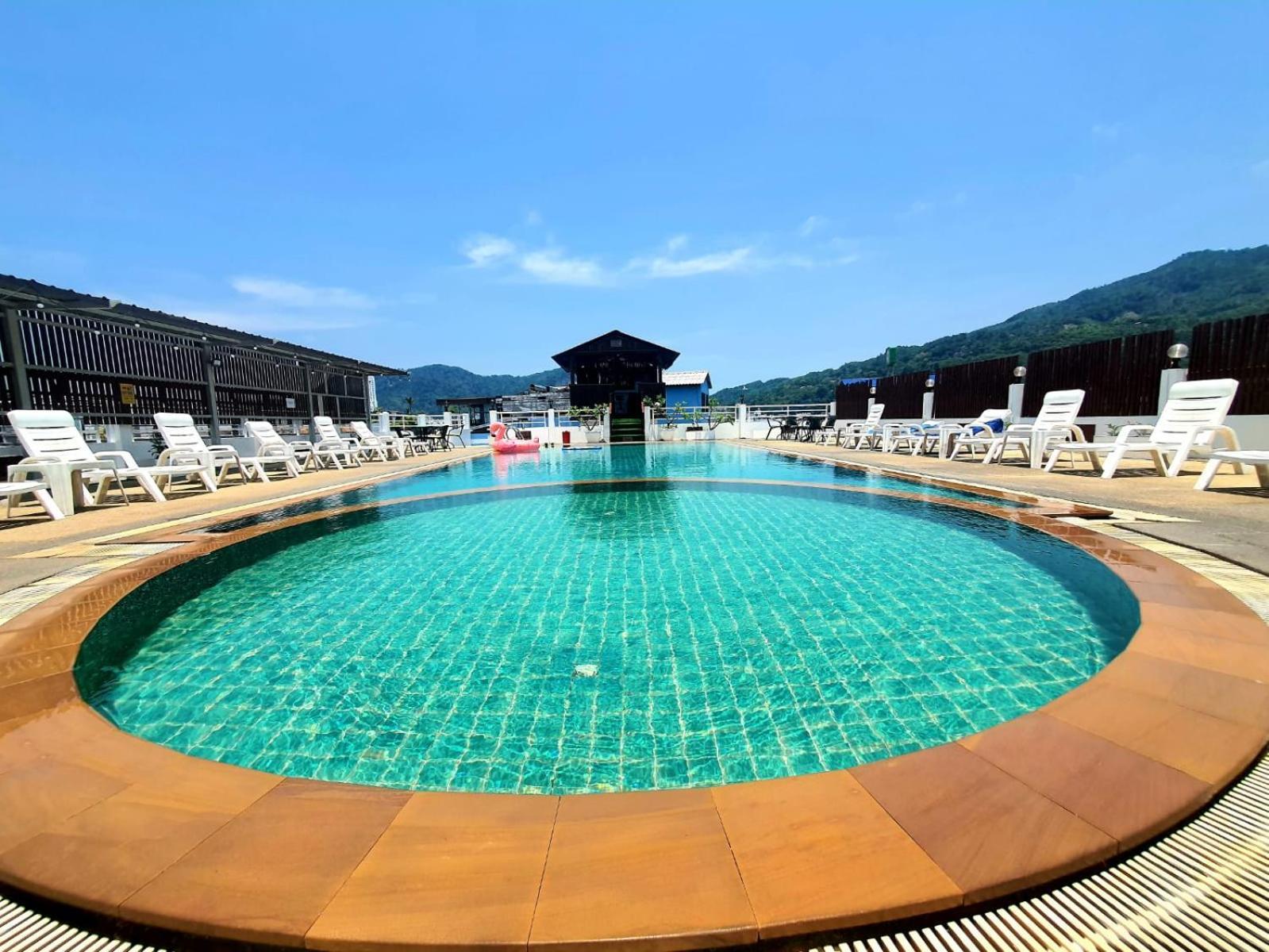 Issara Patong Beach Bagian luar foto
