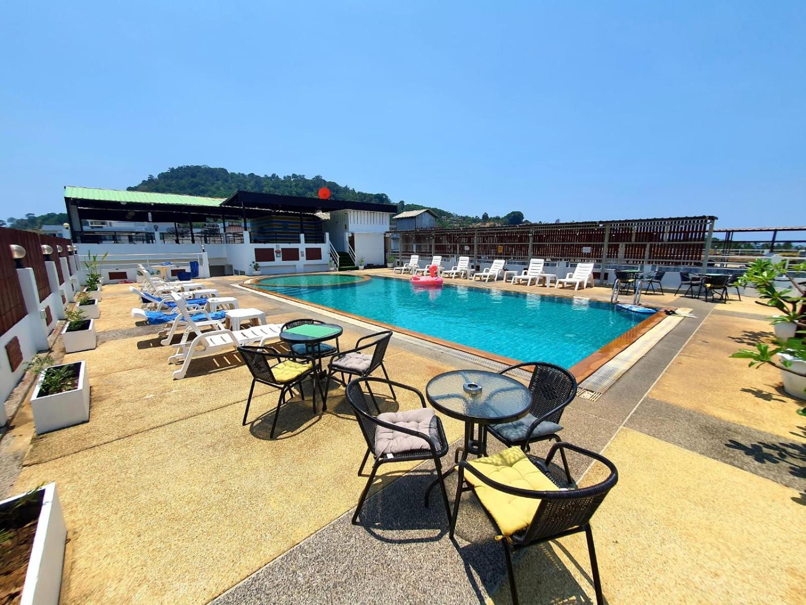 Issara Patong Beach Bagian luar foto