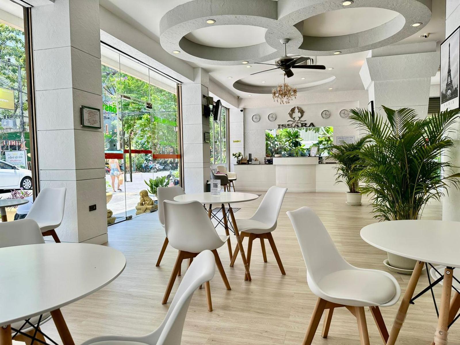 Issara Patong Beach Bagian luar foto