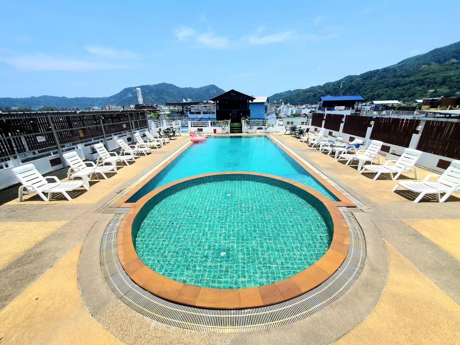 Issara Patong Beach Bagian luar foto