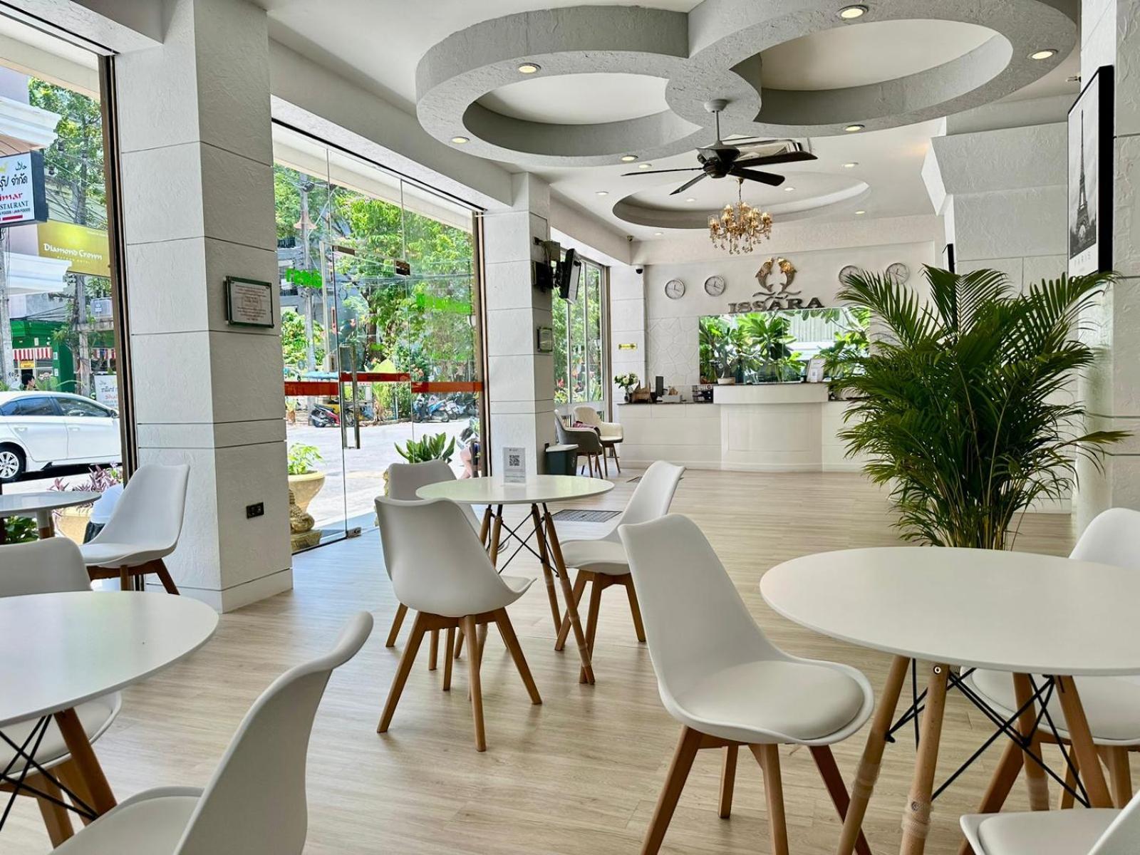 Issara Patong Beach Bagian luar foto