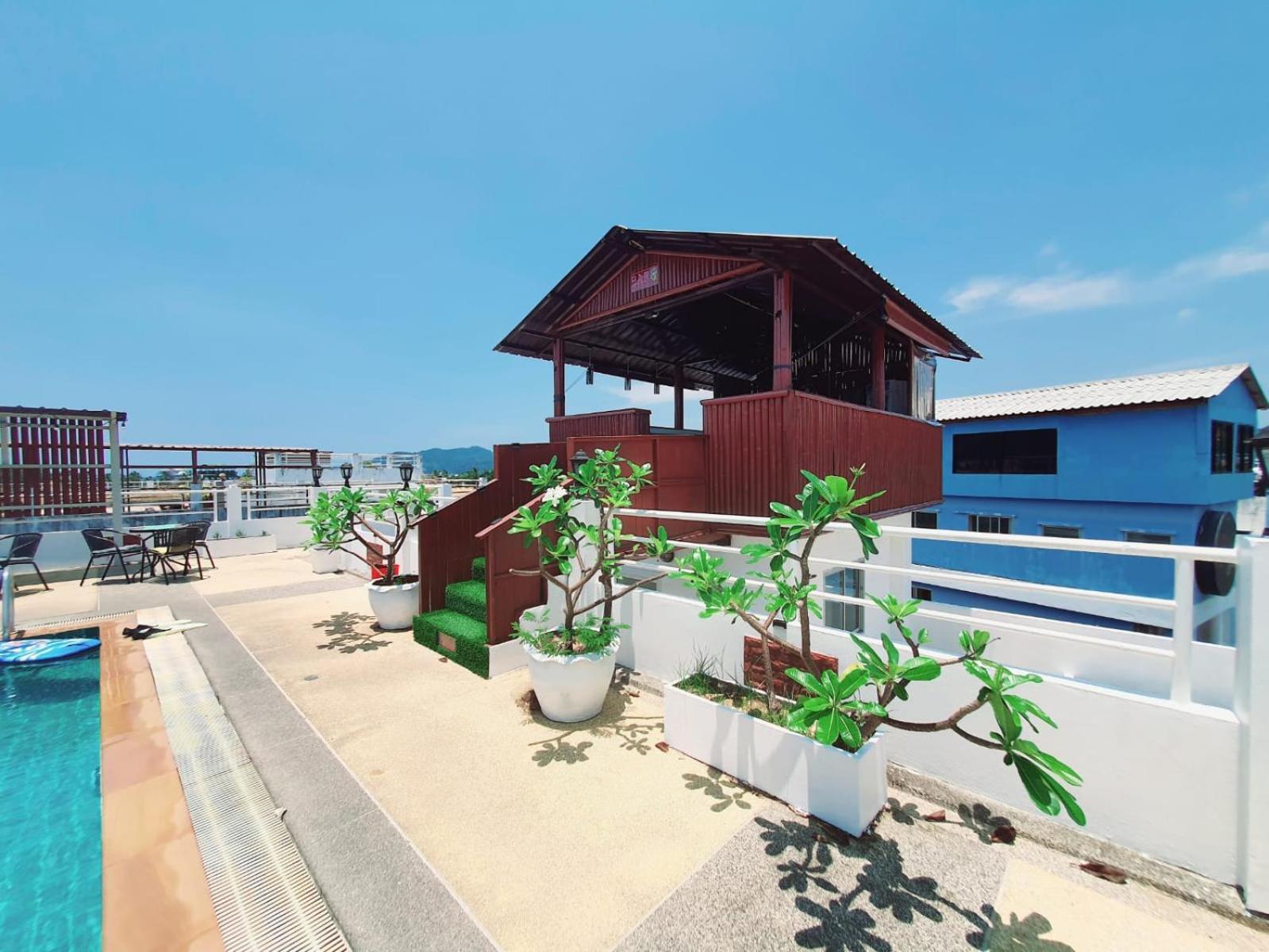 Issara Patong Beach Bagian luar foto