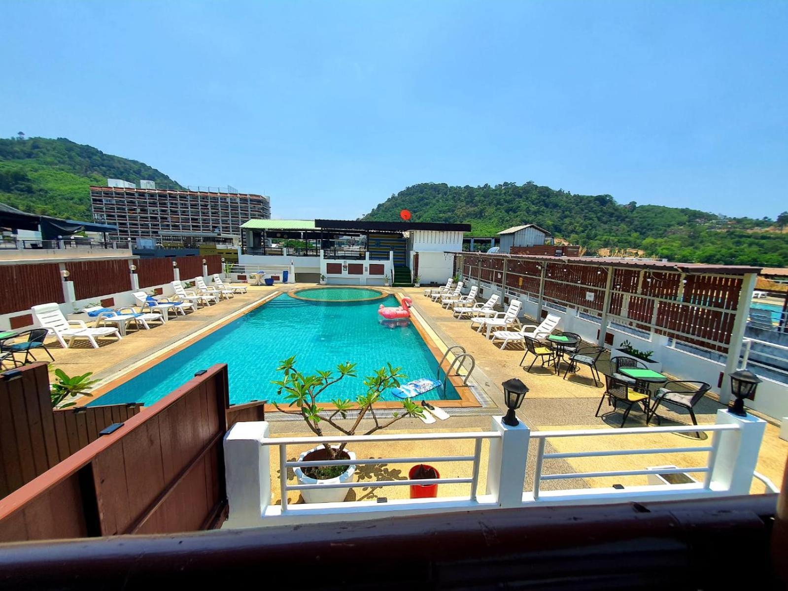 Issara Patong Beach Bagian luar foto