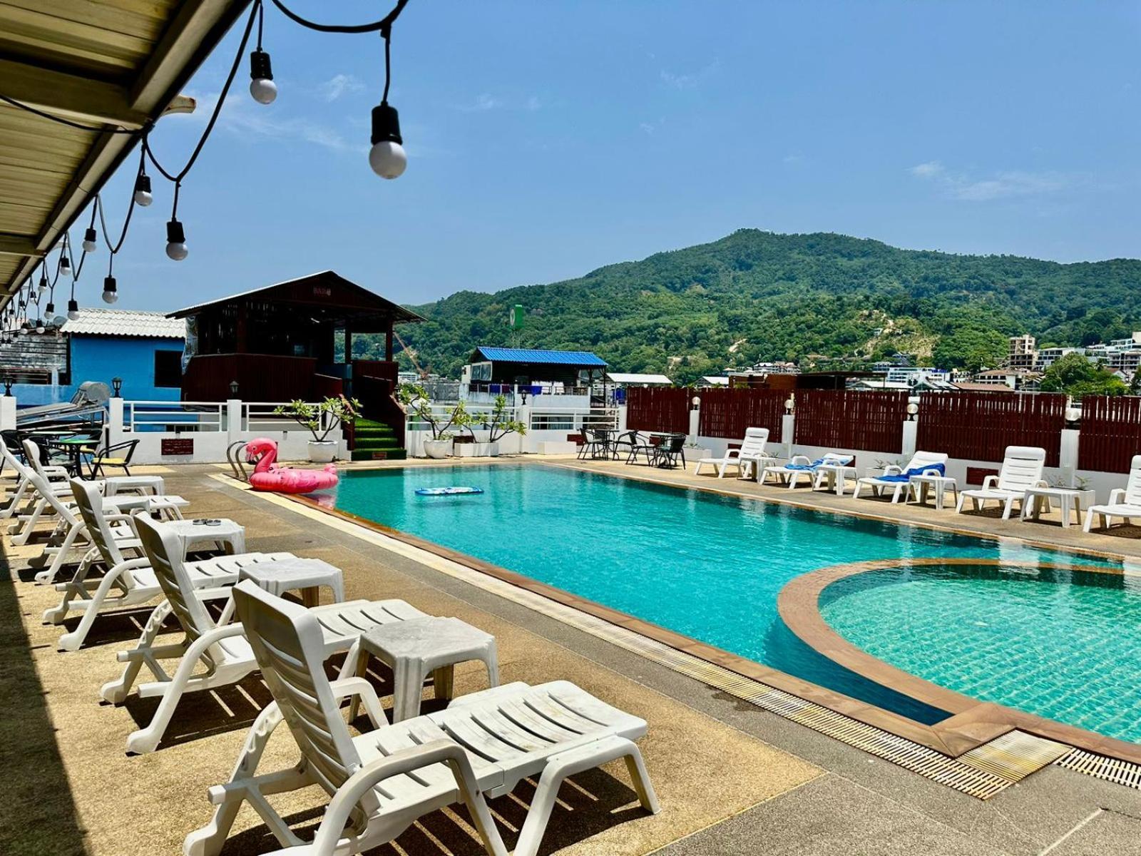 Issara Patong Beach Bagian luar foto