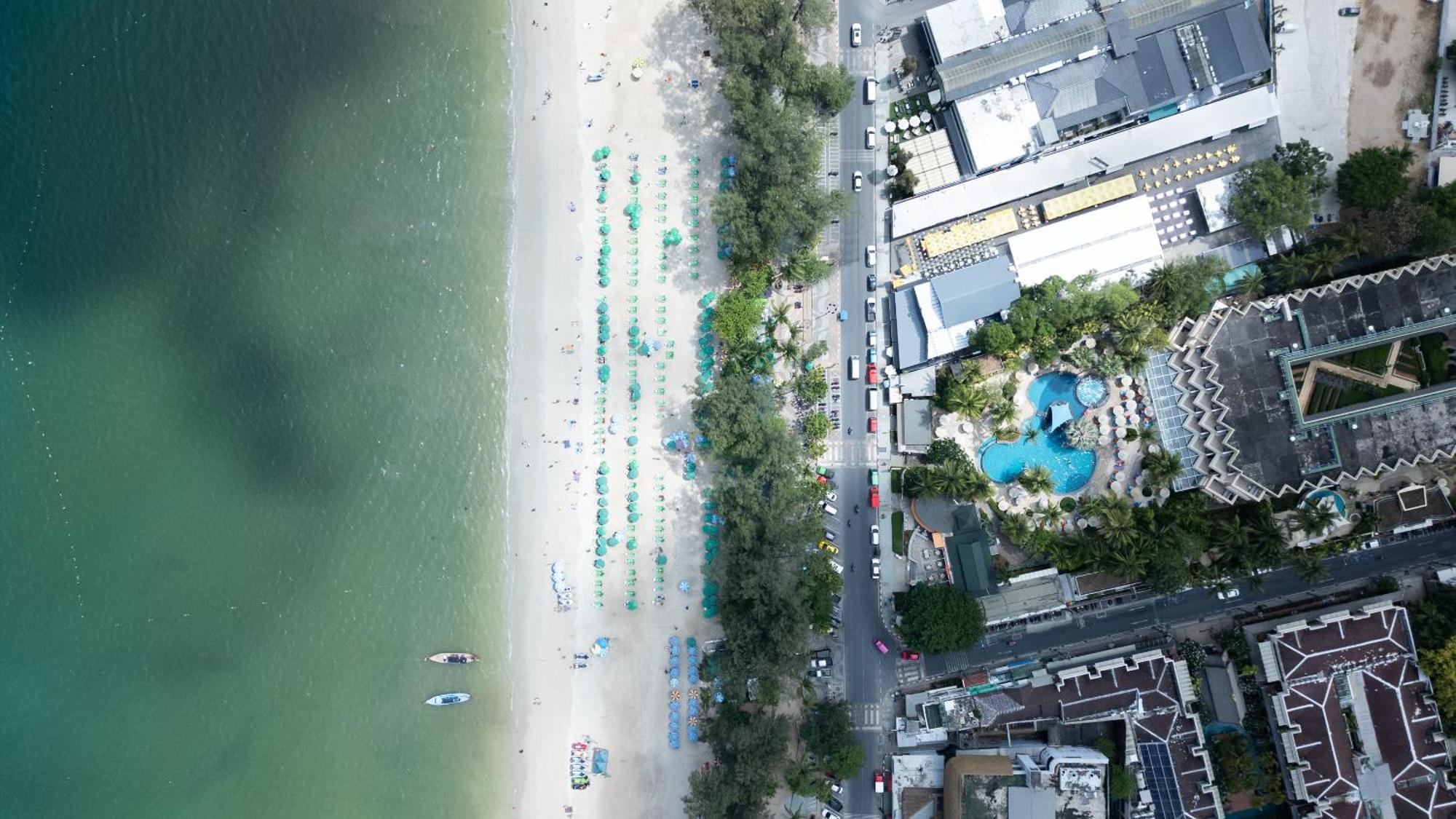 Issara Patong Beach Bagian luar foto