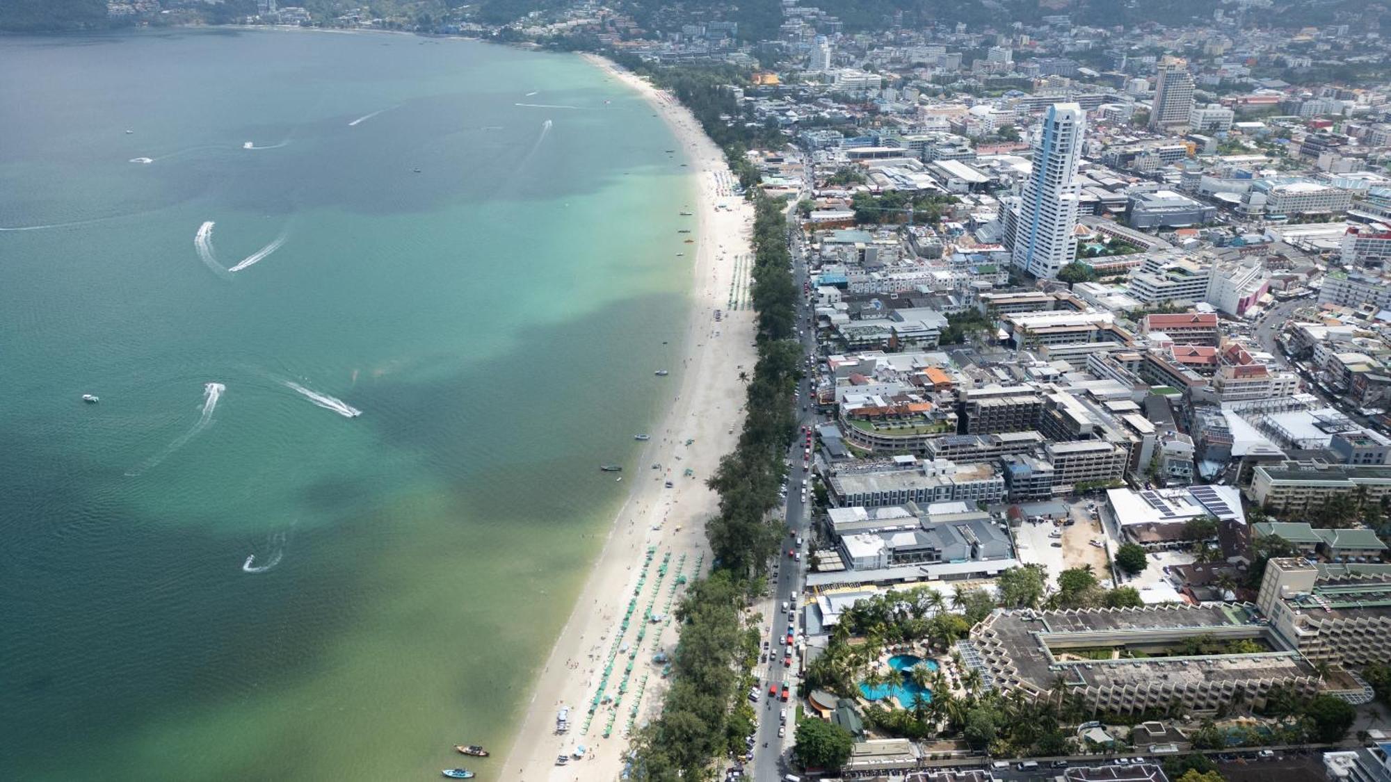 Issara Patong Beach Bagian luar foto