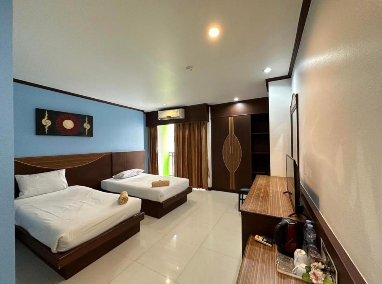 Issara Patong Beach Bagian luar foto