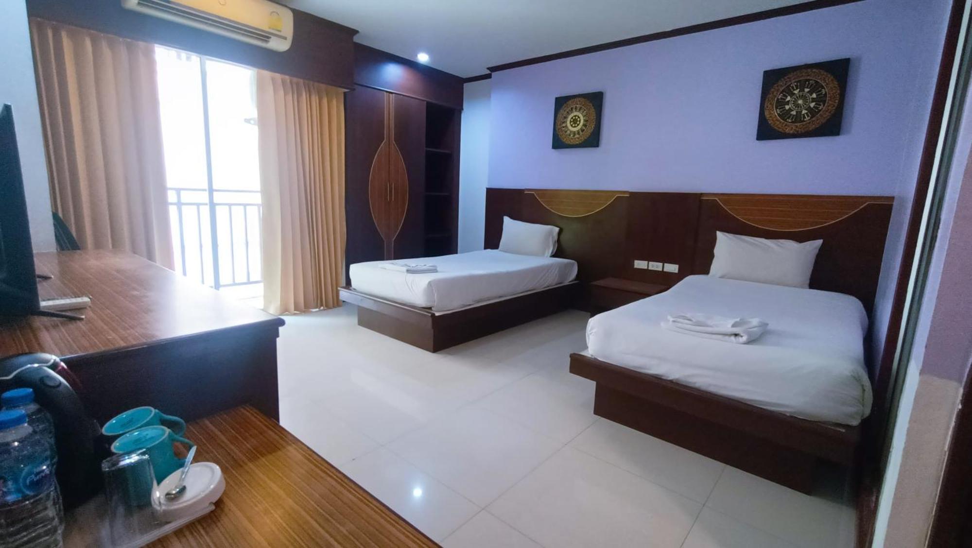 Issara Patong Beach Bagian luar foto