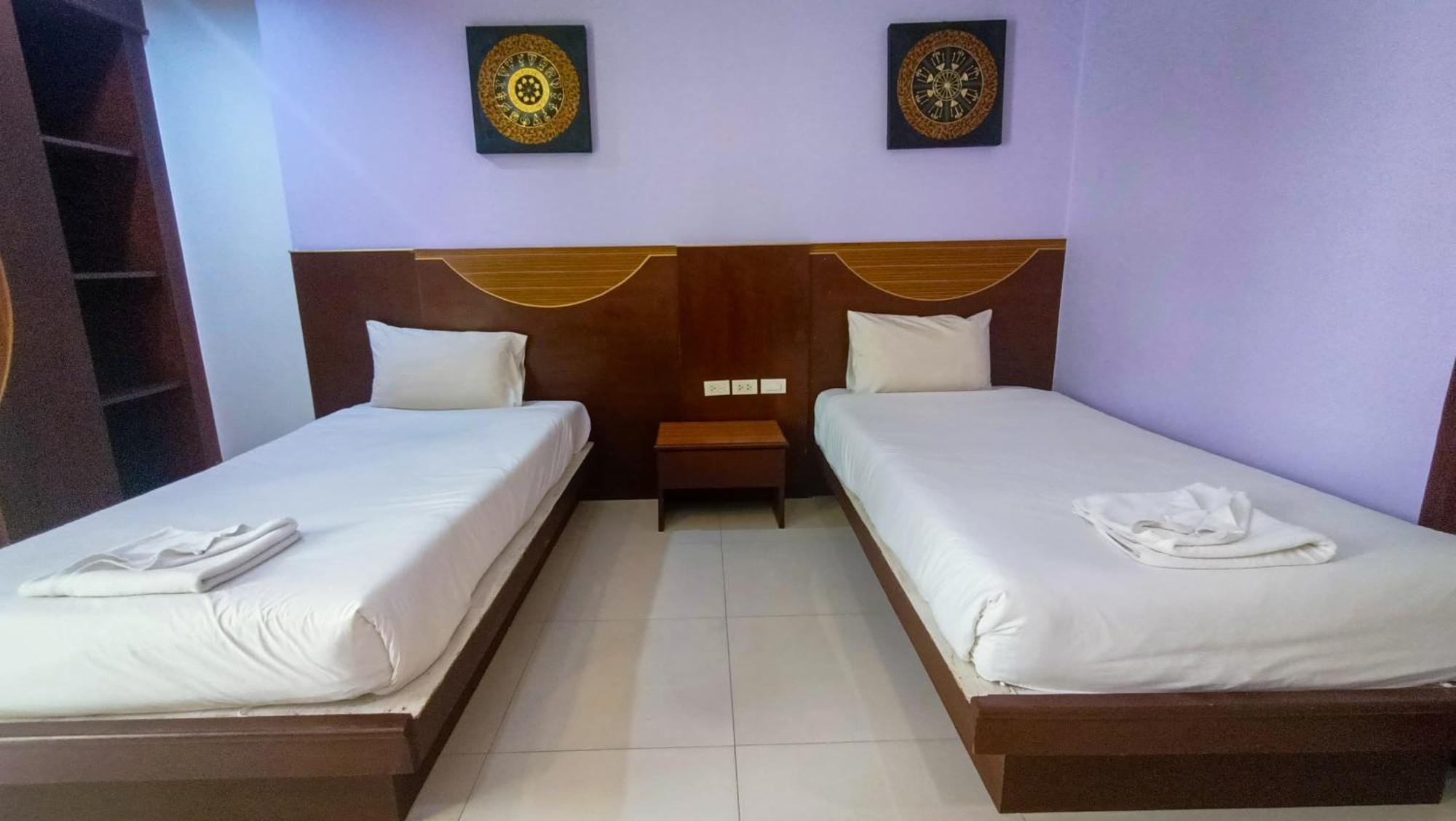 Issara Patong Beach Bagian luar foto