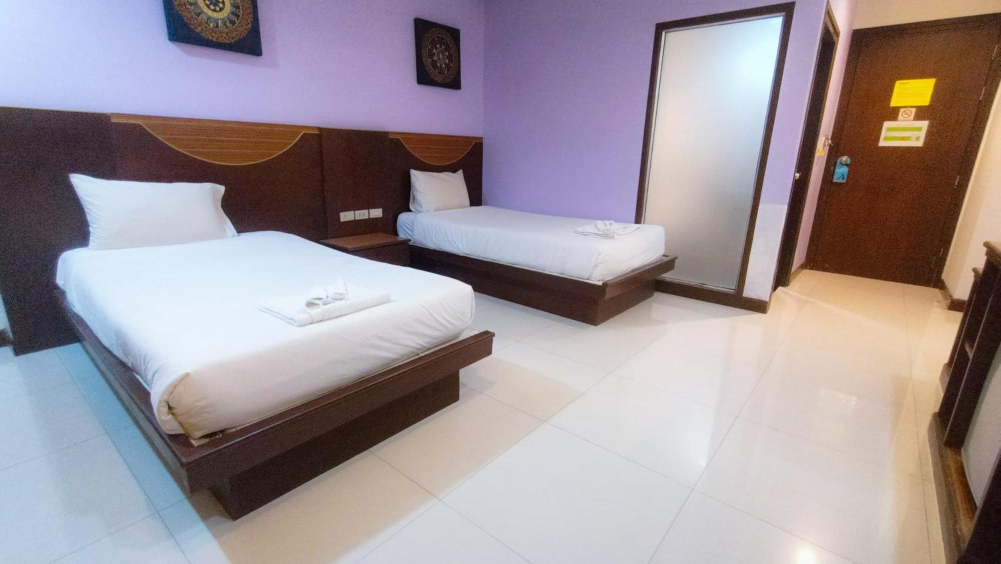 Issara Patong Beach Bagian luar foto