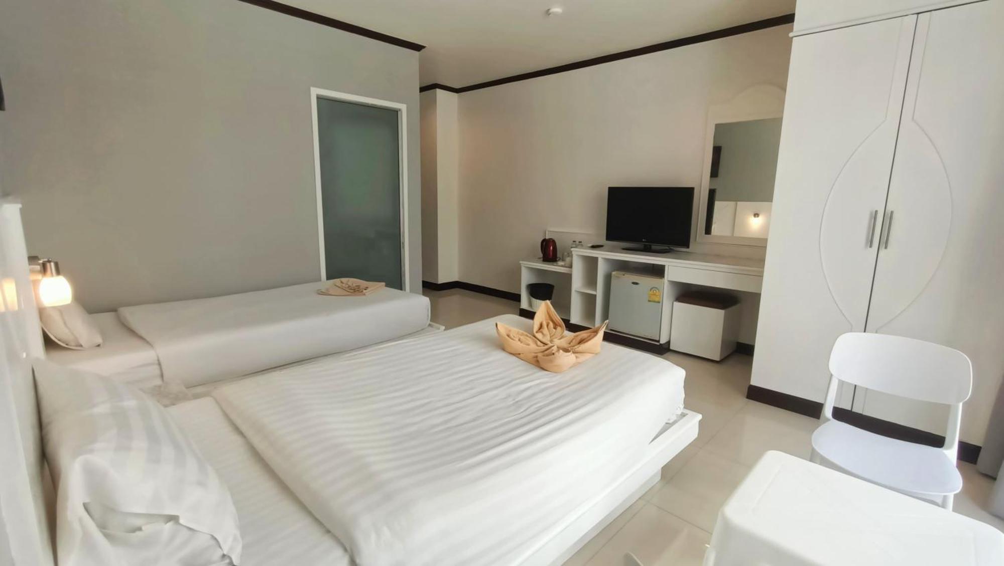 Issara Patong Beach Bagian luar foto