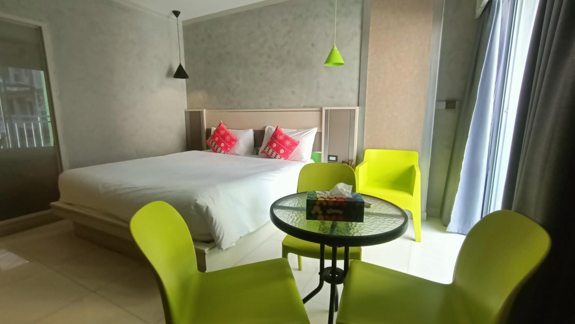 Issara Patong Beach Bagian luar foto