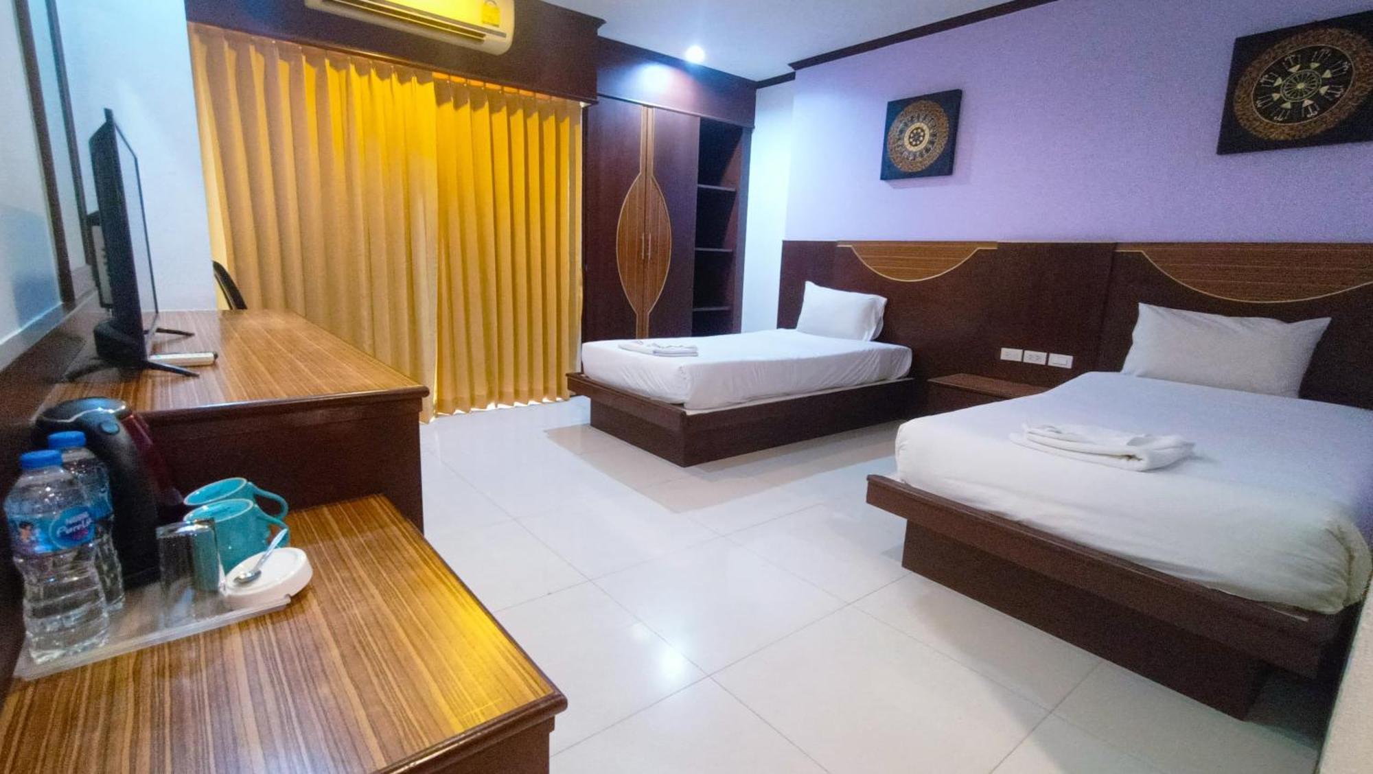 Issara Patong Beach Bagian luar foto