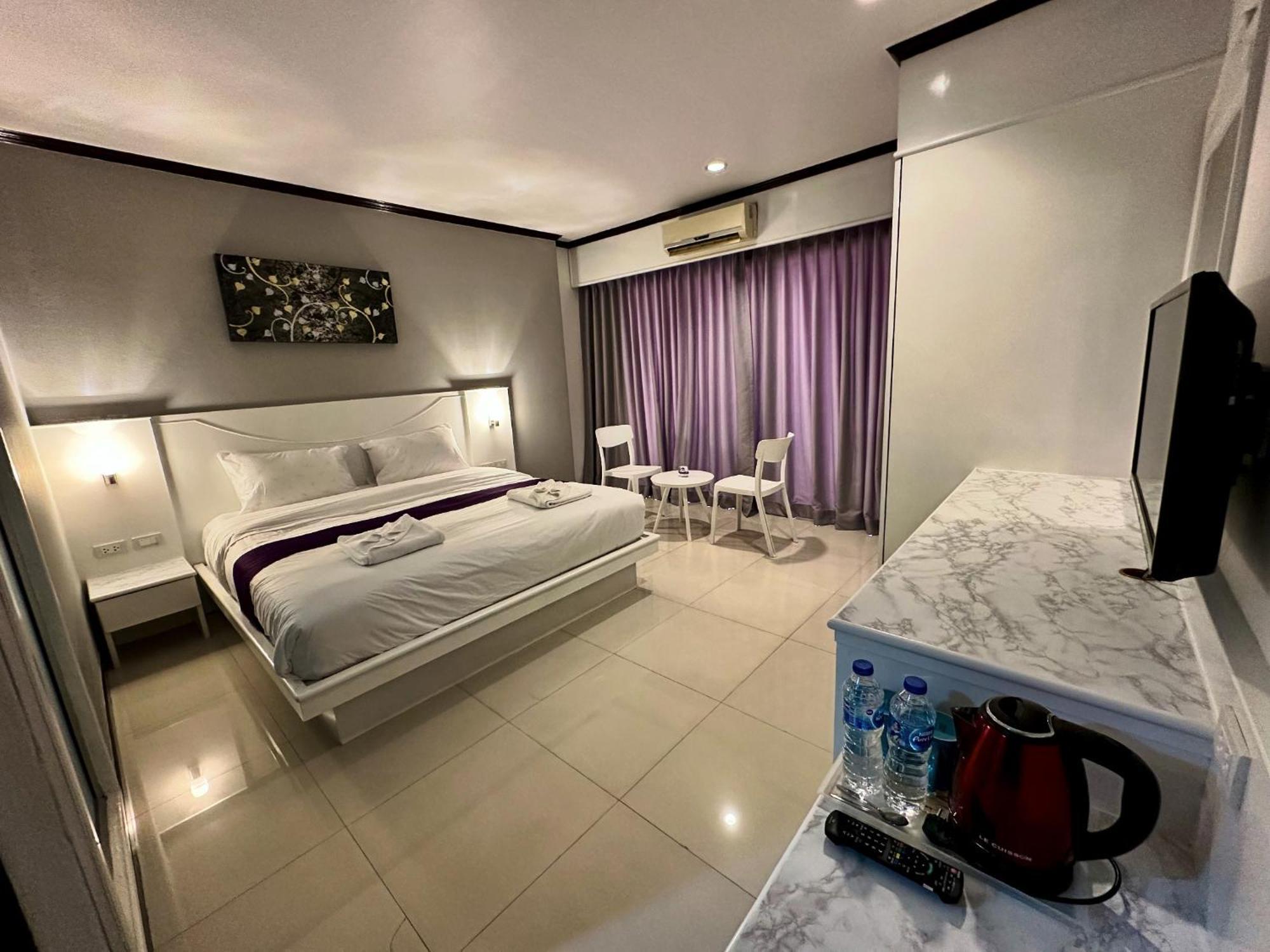 Issara Patong Beach Bagian luar foto