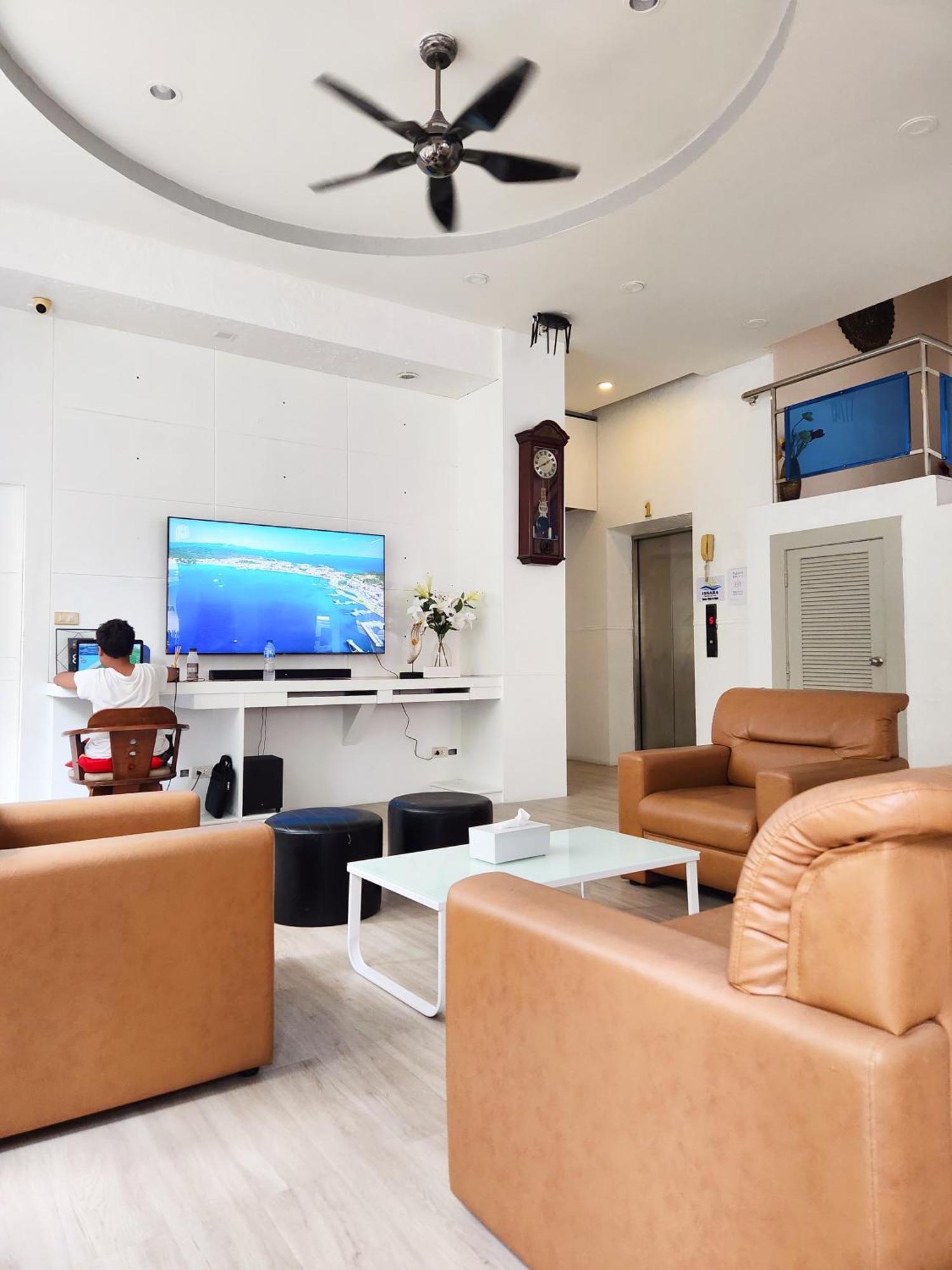 Issara Patong Beach Bagian luar foto