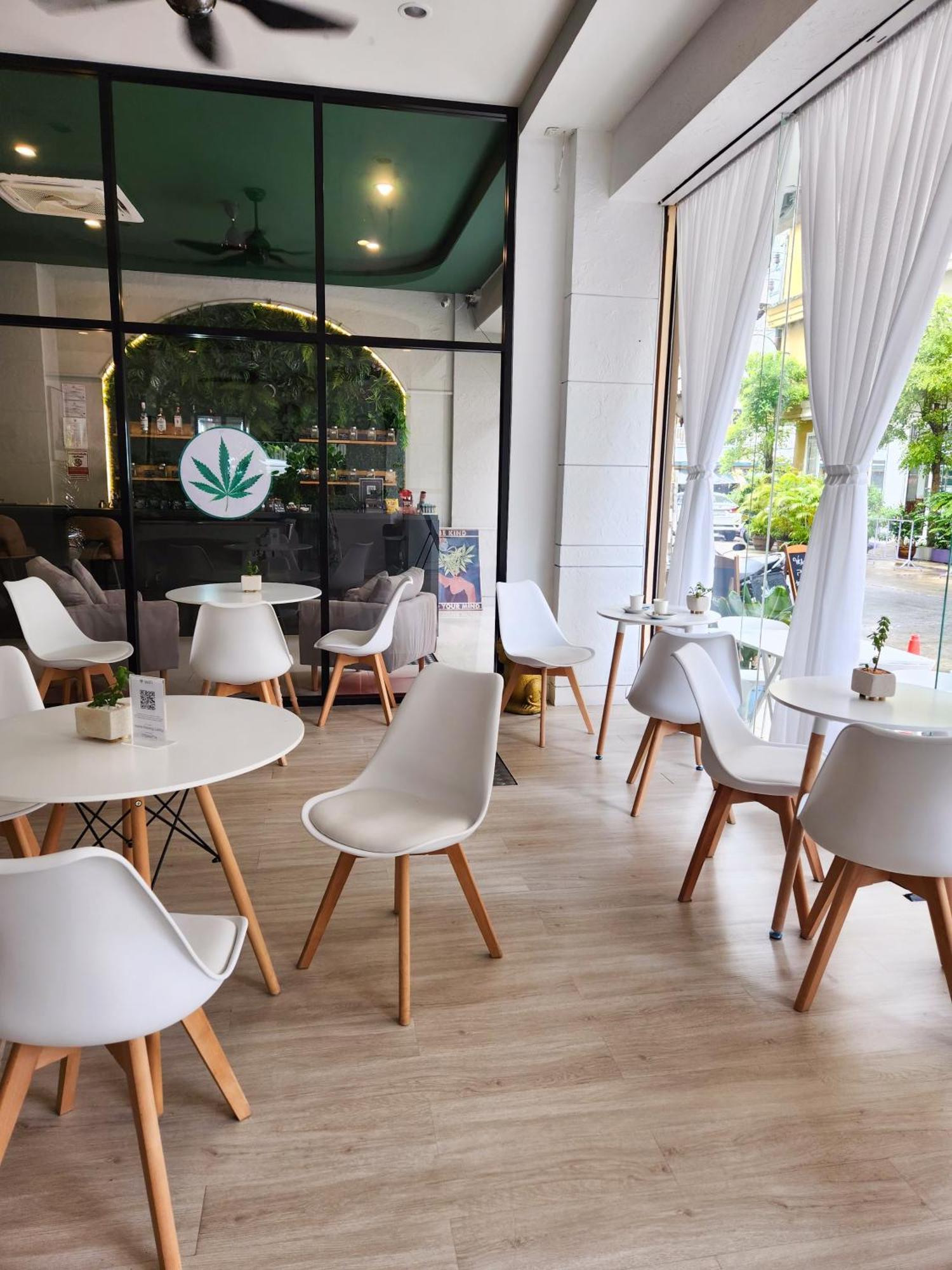 Issara Patong Beach Bagian luar foto