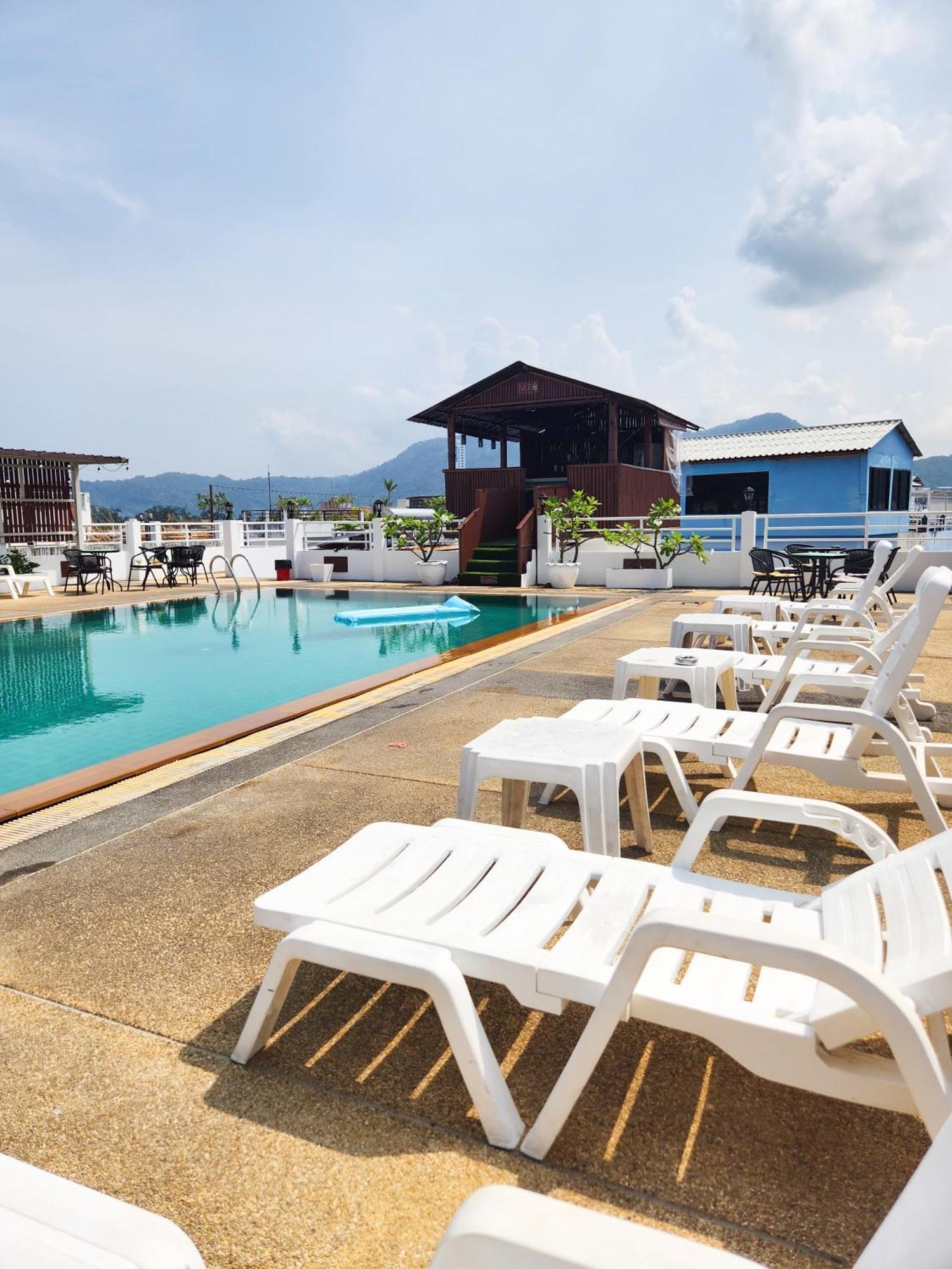 Issara Patong Beach Bagian luar foto